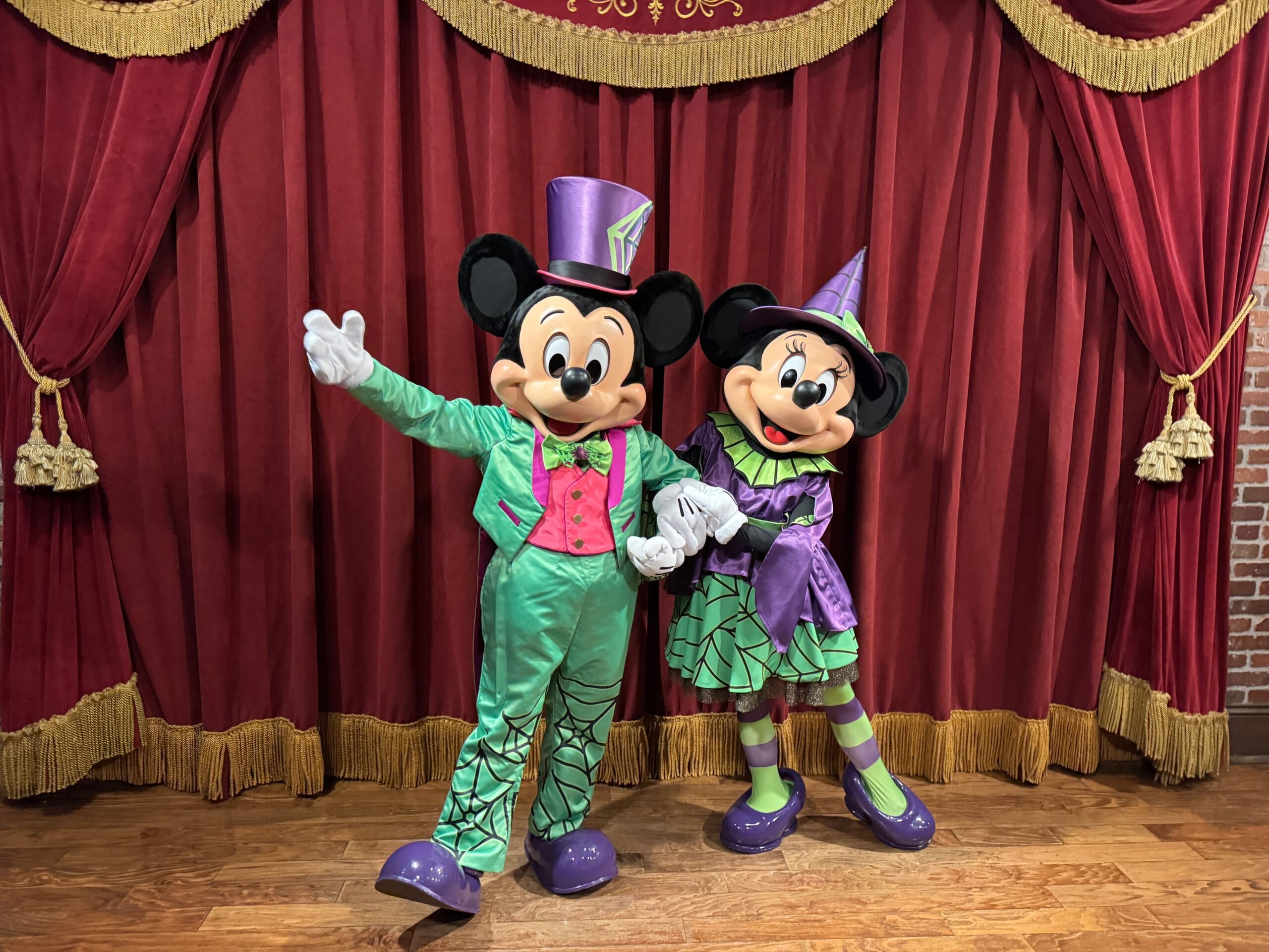 Mikey y mini ratón usan coloridos disfraces de Halloween de Disney, la fiesta de Halloween tan aterradora de Mickey no es 2025