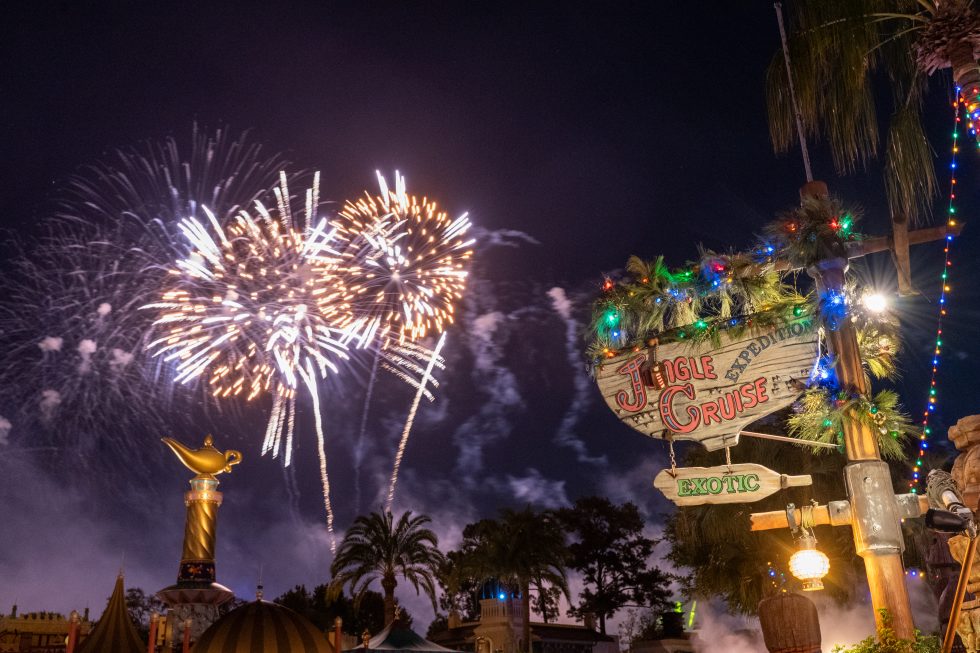 Fuegos artificiales de la fiesta de Navidad muy feliz de Mickey