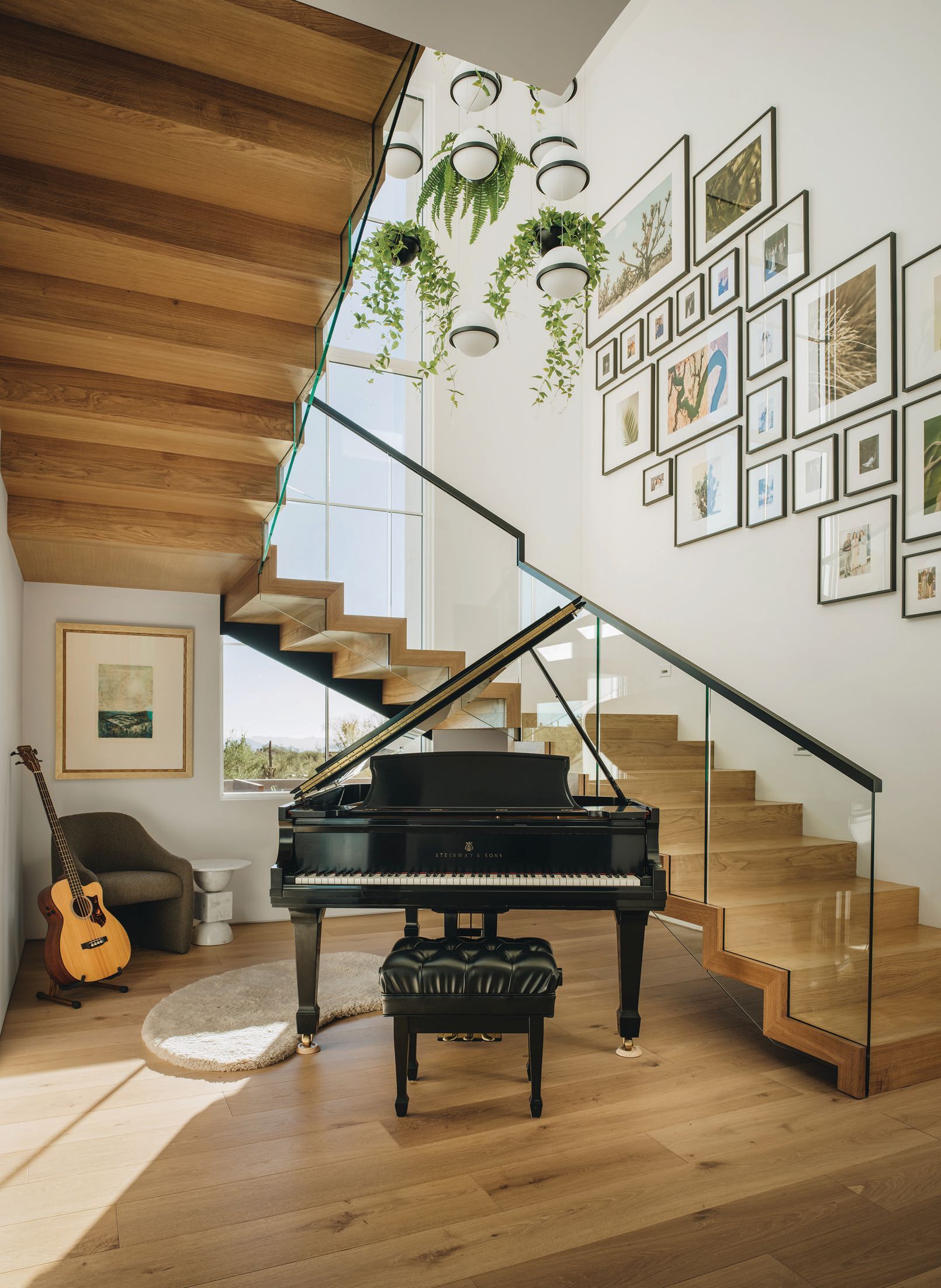 Una pared de galería y una elegante escalera acentúan un área dedicada a la música.