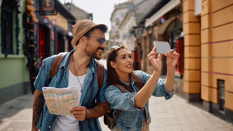 ¿Te pueden despedir por reportar que estás enfermo para irte de vacaciones? Nuestro experto revela los detalles