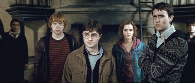 Harry Potter y las Reliquias de la Muerte: Parte 2, desde la izquierda: Rupert Grint, Daniel Radcliffe, Emma Watson, Matthew Lewis, 2011. © 2011 Warner Bros. Inc. Harry Potter Publishing Rights © JKR Los personajes, nombres e indicios relacionados de Harry Potter son marcas comerciales y © Warner Bros. Inc. Todos los derechos reservados./Cortesía Colección Everett