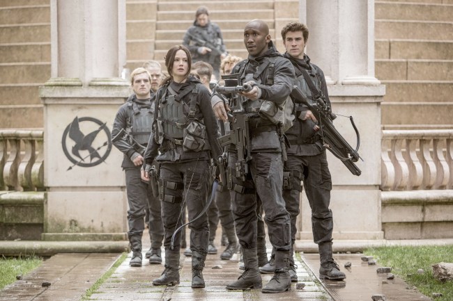 Los juegos del hambre: Sinsajo - Parte 2, desde la izquierda: Josh Hutcherson, Jennifer Lawrence, Mahershala Ali, Liam Hemsworth, 2015. PH: Murray Close/© Lion's Gate/Cortesía de Everett Collection