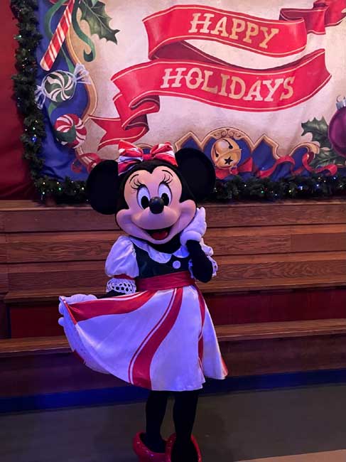 Manny Maruzzo saludando al personaje de Abejas Muy Feliz Fiesta de Navidad