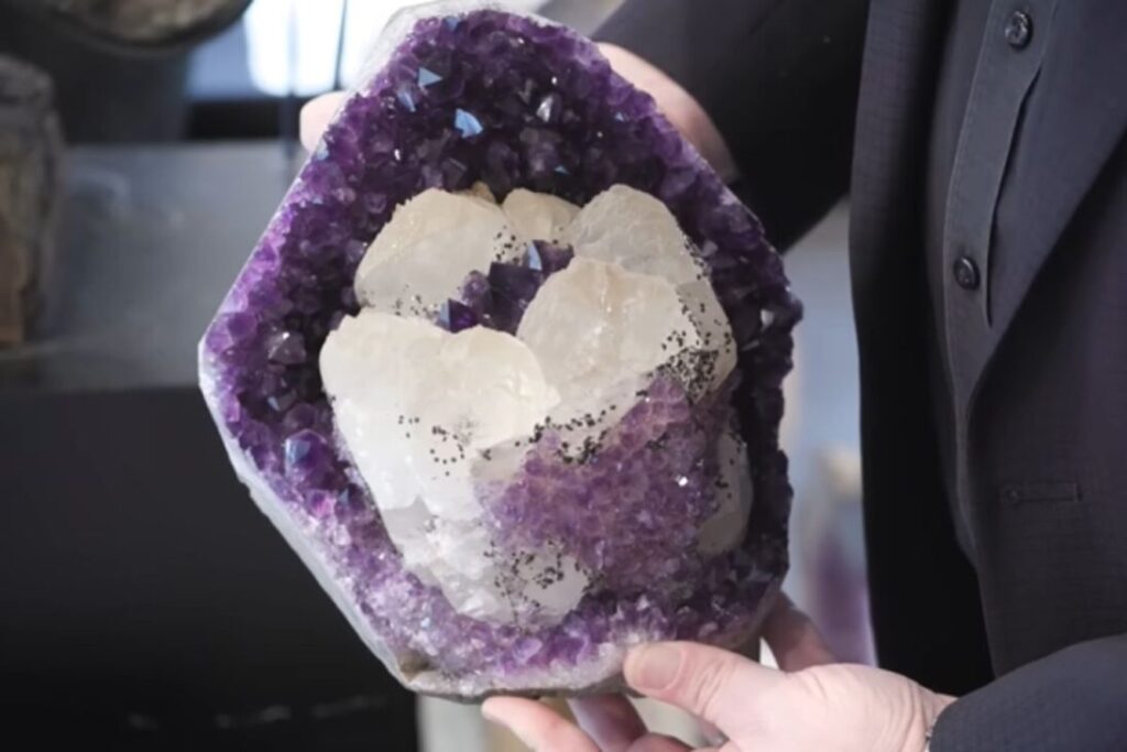 En las profundidades de Uruguay, los mineros desentierran geodas de amatista que pesan más de cuatro elefantes y cuestan un millón de dólares cada una.
