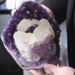 En las profundidades de Uruguay, los mineros desentierran geodas de amatista que pesan más de cuatro elefantes y cuestan un millón de dólares cada una.