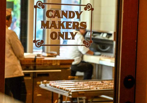 Los fabricantes de dulces crean bastones de caramelo frescos parados con las manos en el carrito de la calle Buena Vista en Disney California Adventure el lunes 11 de diciembre de 2023 en Anaheim, CA. Disney fabrica bastones de caramelo en días selectos en DCA y Disneyland Park. (Foto de Jeff Gerchin, Registro del Condado de Orange/SCNG)