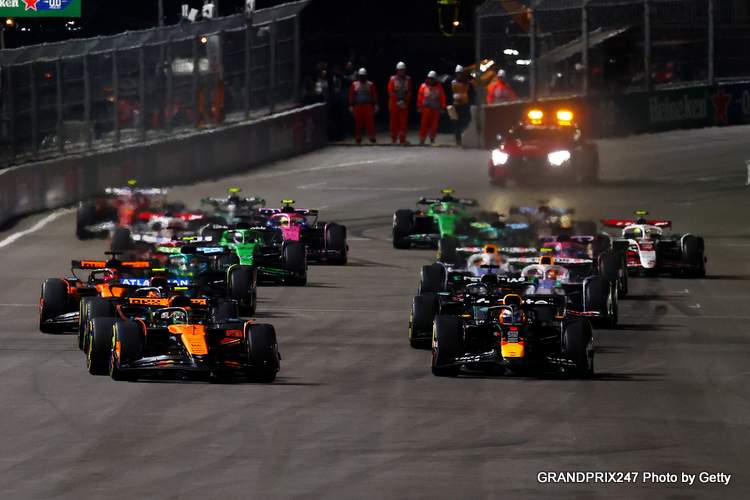 Las Vegas, Nevada. 22 DE NOVIEMBRE: El británico Lando Norris (4) McLaren MCL39 Mercedes y el holandés Max Verstappen (1) Oracle Red Bull Racing RB21 luchan por la posición en la pista durante el Gran Premio de F1 de Las Vegas el 22 de noviembre en Las Vegas, NV. .