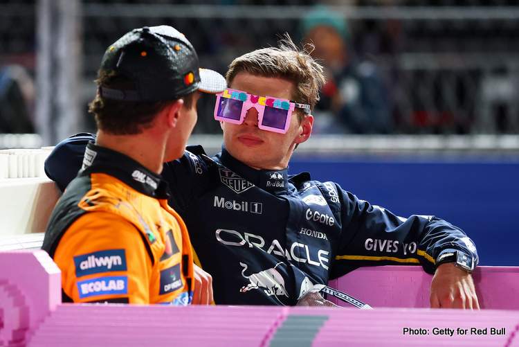 LAS VEGAS, NEVADA - 22 DE NOVIEMBRE: El ganador de la carrera Max Verstappen y Oracle Red Bull Racing de los Países Bajos y el segundo lugar Lando Norris y McLaren del Reino Unido durante el Gran Premio de F1 en el Circuito del Strip de Las Vegas en el Gran Premio de F1 de Las Vegas el 22 de noviembre de 2025.