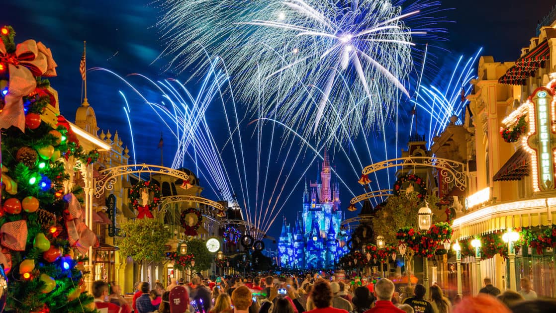 Fuegos artificiales durante la fiesta Very Merry Christmas de Mickey en Magic Kingdom Park
