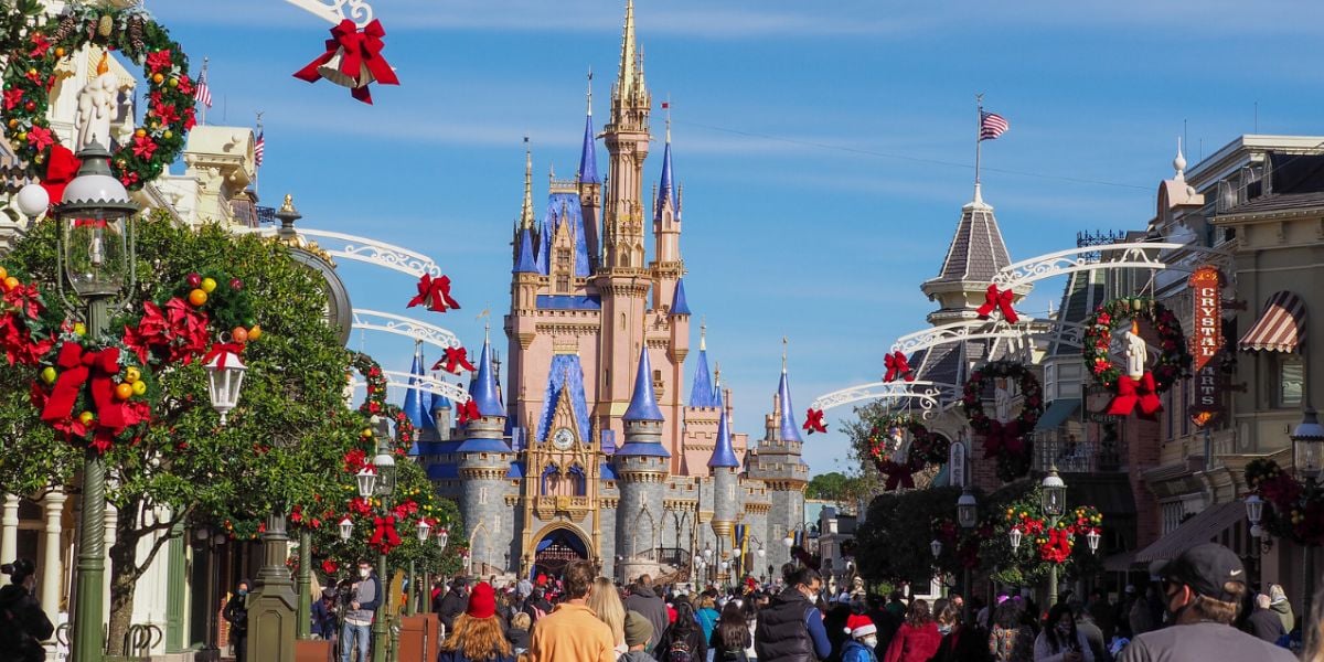 Multitudes en Main Street USA en el Magic Kingdom de Walt Disney World Resort en Nochebuena