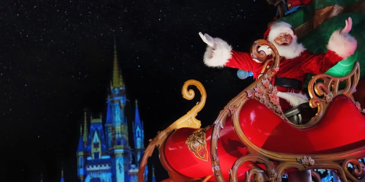 Papá Noel monta un festivo rojo hacia Magic Kingdom
