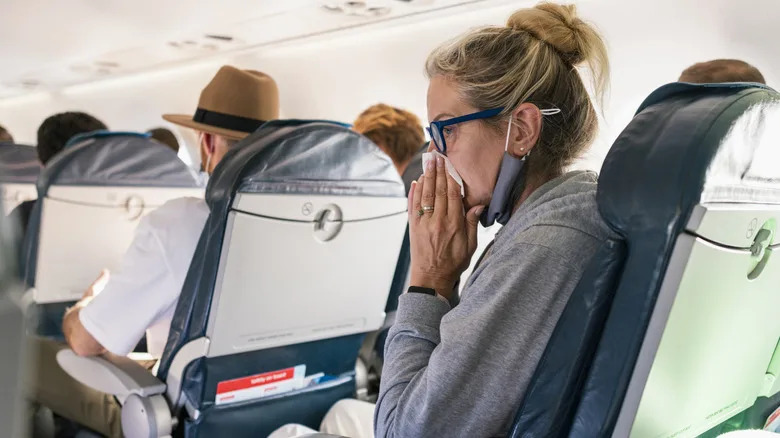 Una persona enferma en un vuelo.
