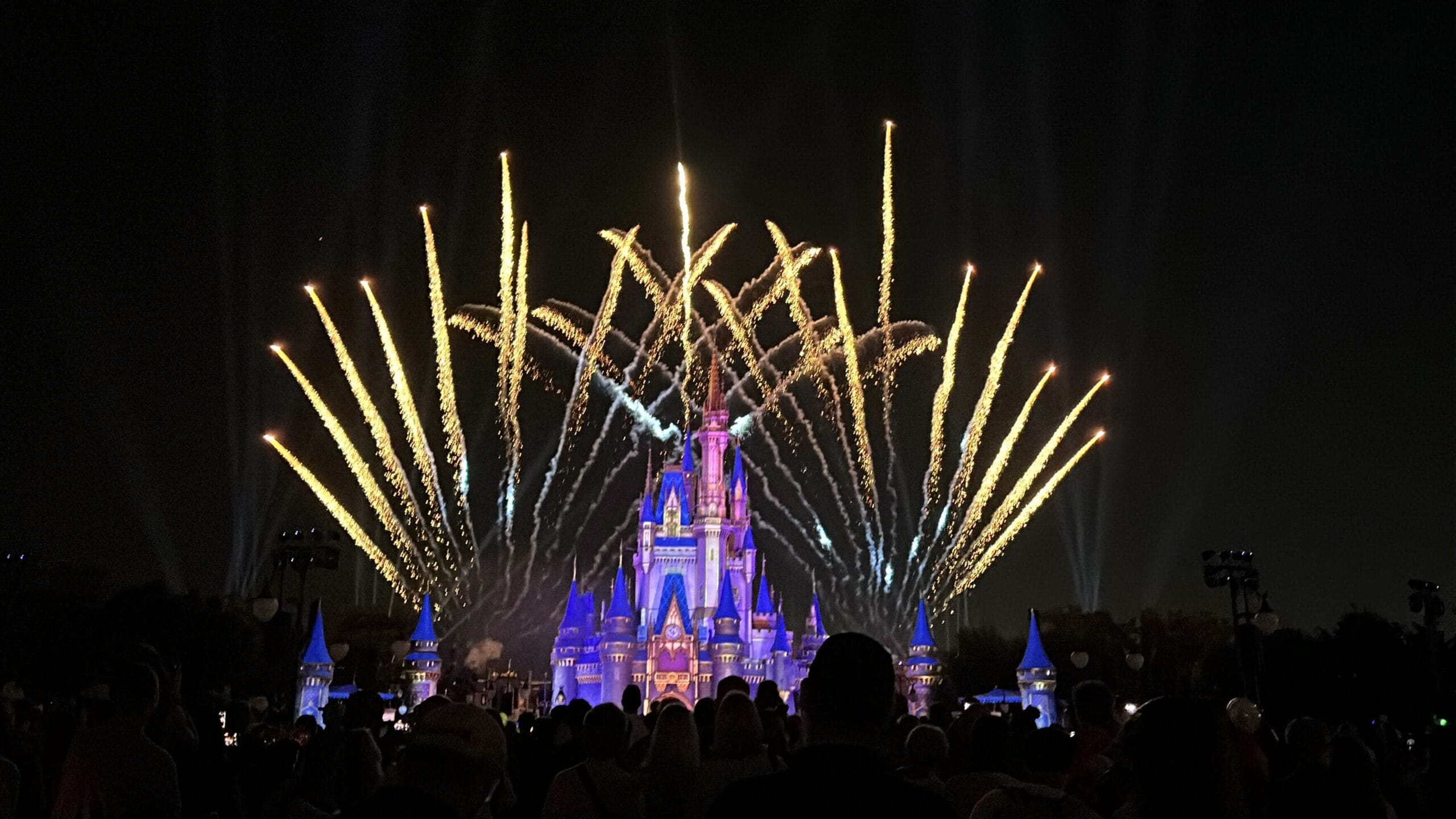 Los increíbles fuegos artificiales navideños de Minnie en Mickey's Very Merry Christmas Party 2025
