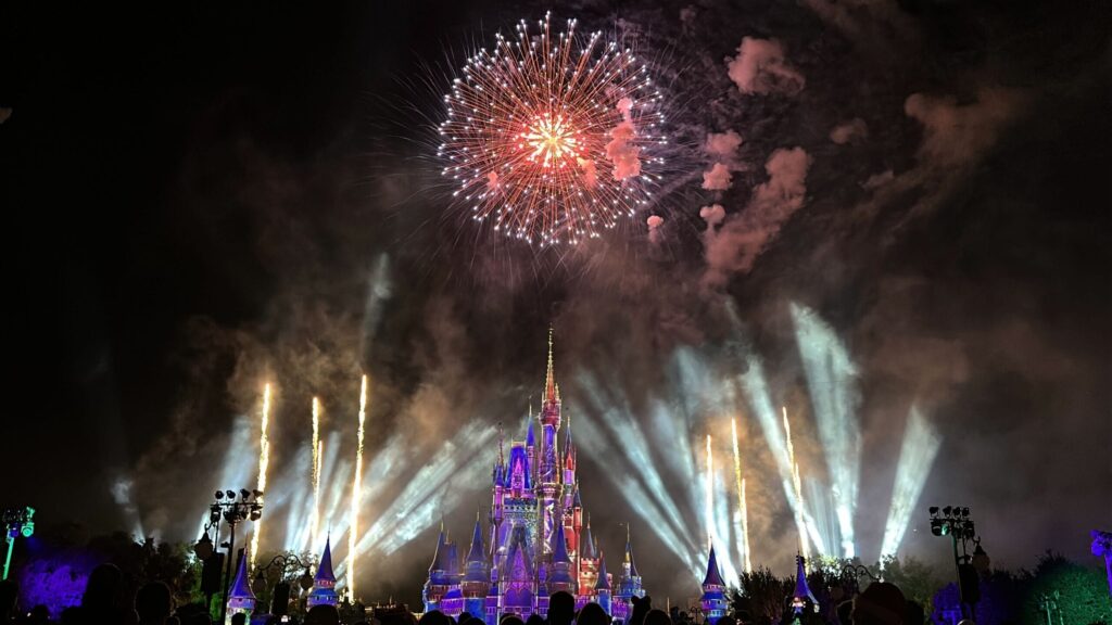 Los increíbles fuegos artificiales navideños de Minnie en Mickey’s Very Merry Christmas Party 2025