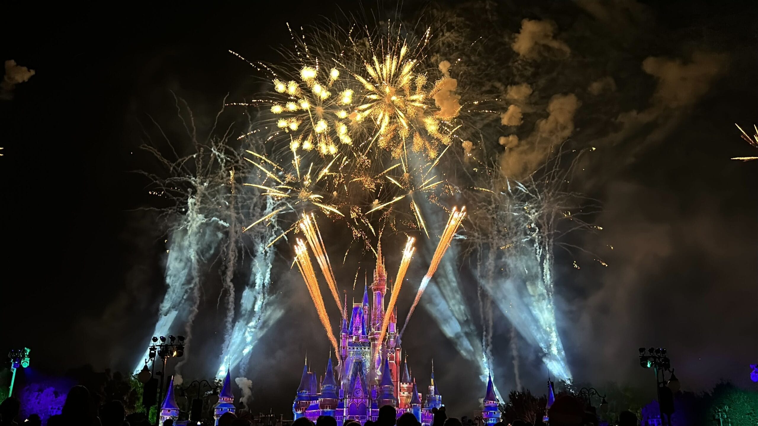 Los increíbles fuegos artificiales navideños de Minnie en Mickey's Very Merry Christmas Party 2025