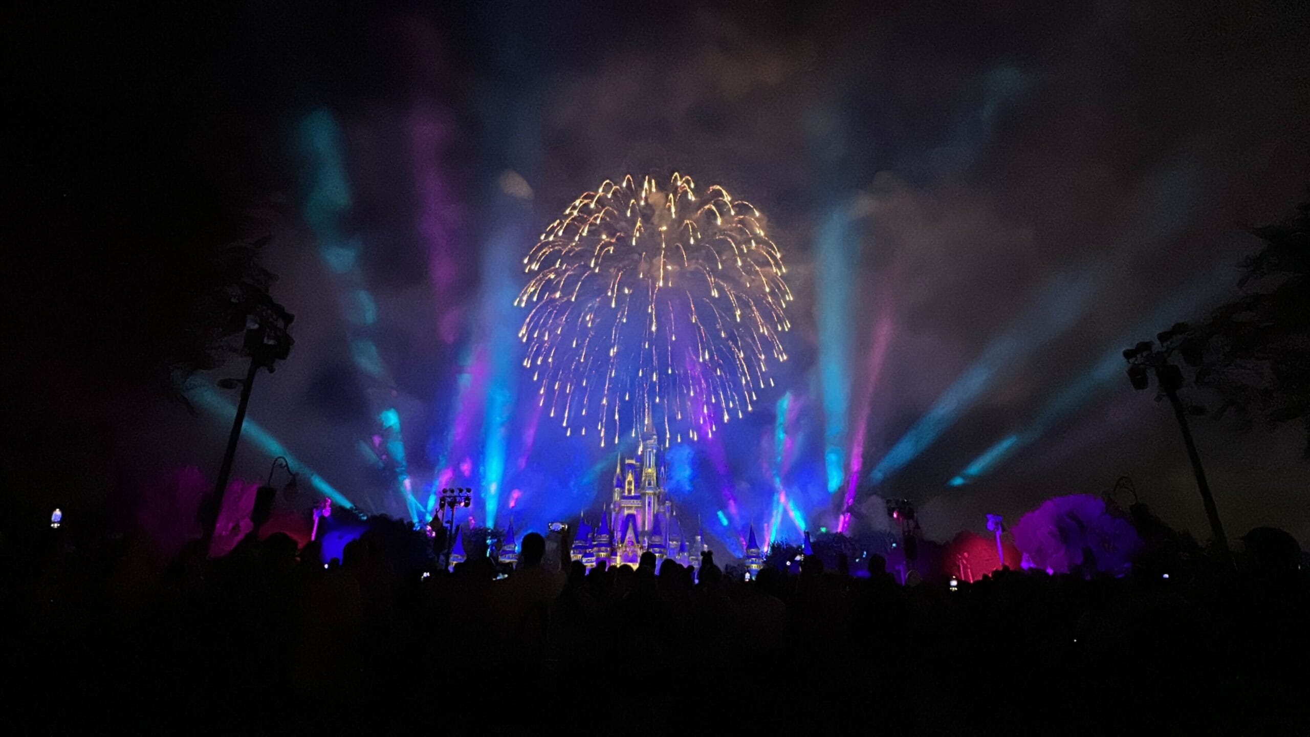 Los increíbles fuegos artificiales navideños de Minnie en Mickey's Very Merry Christmas Party 2025