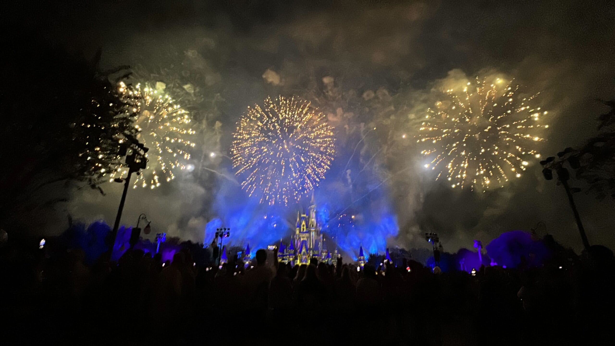 Los increíbles fuegos artificiales navideños de Minnie en Mickey's Very Merry Christmas Party 2025
