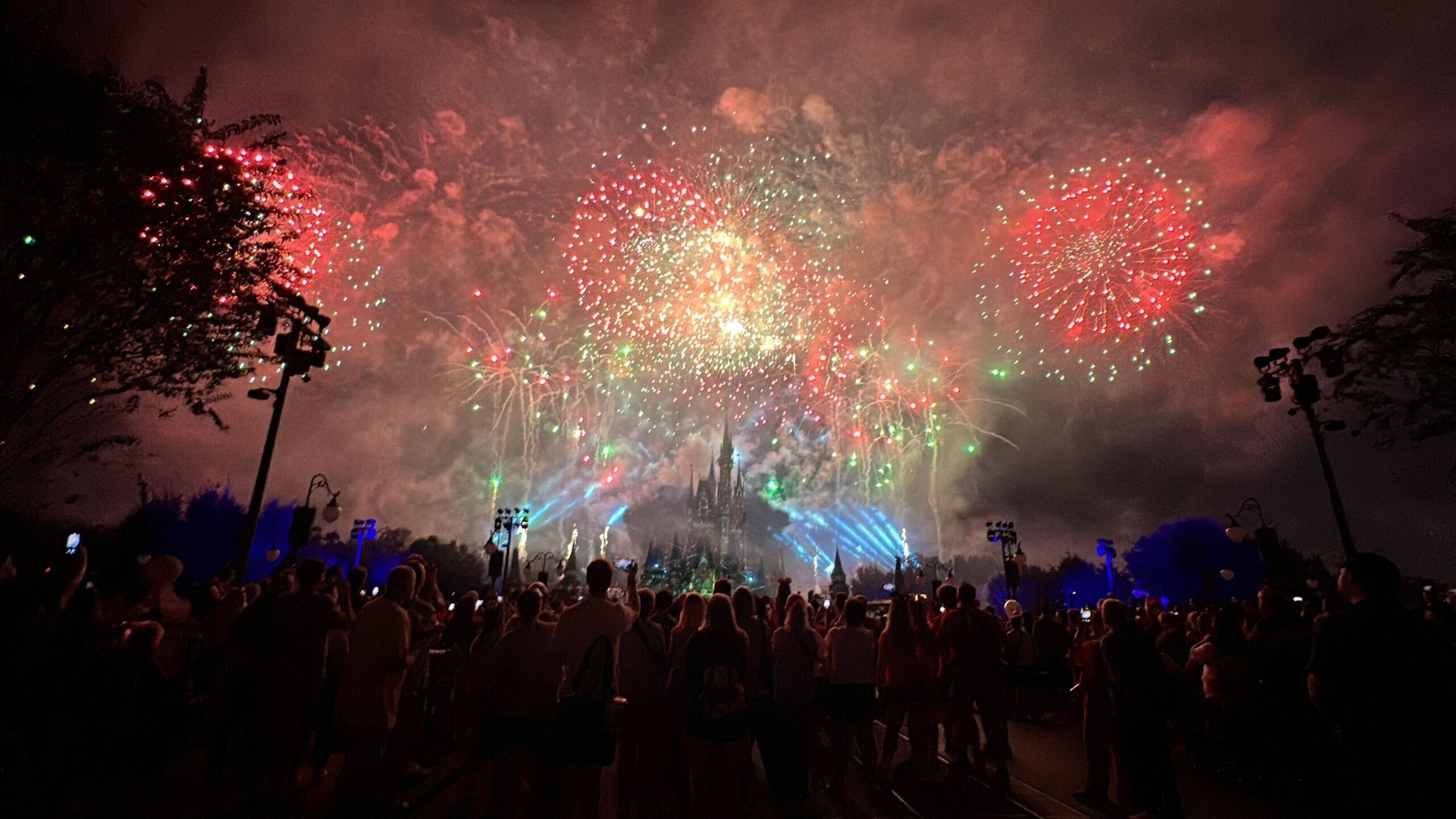 Los increíbles fuegos artificiales navideños de Minnie en Mickey's Very Merry Christmas Party 2025