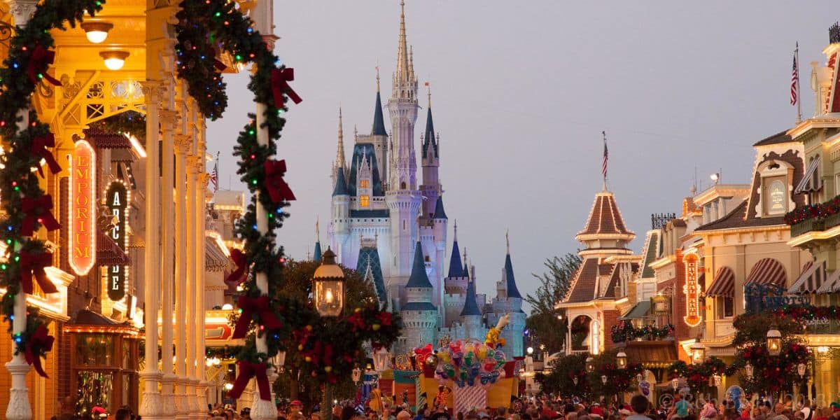 Durante la fiesta Mickey's Very Merry Christmas, la gente de Main Street, Estados Unidos de América.
