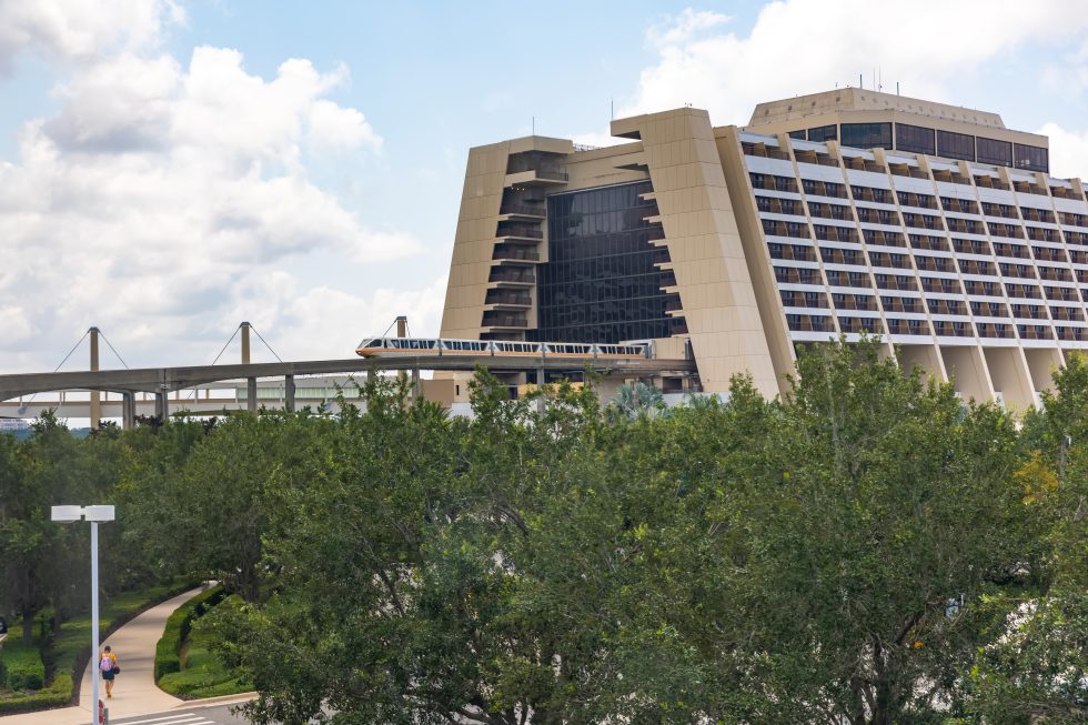 Exterior contemporáneo del resort de Disney