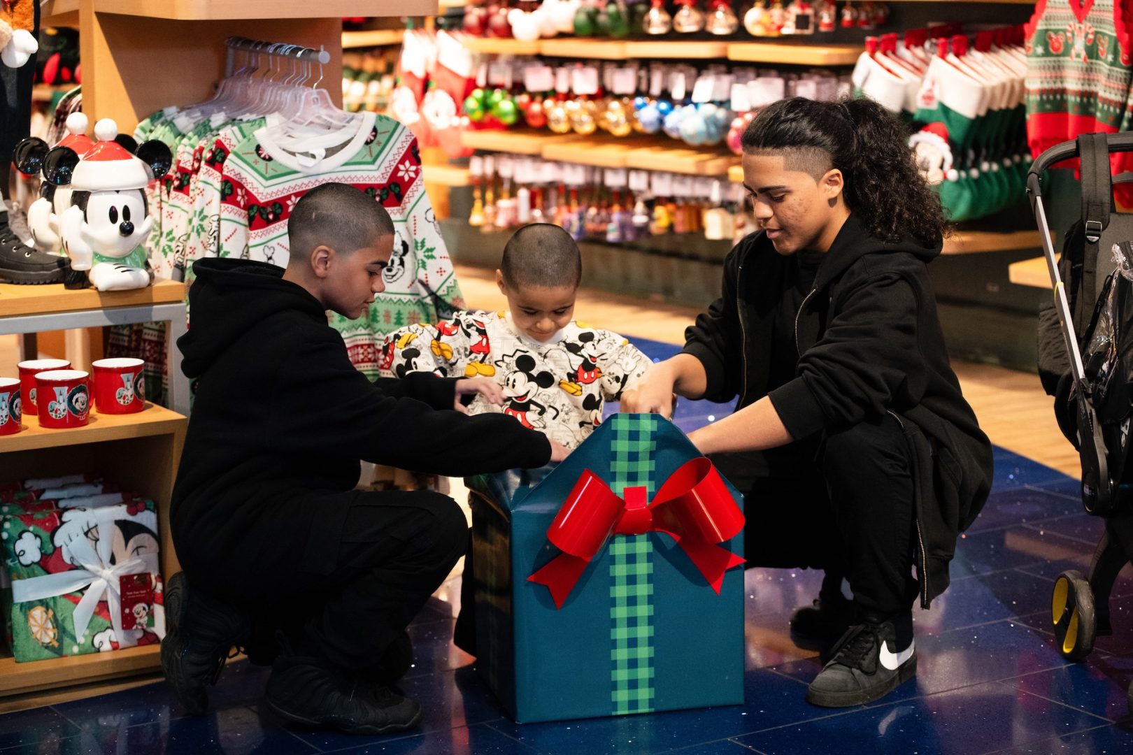 Familias neoyorquinas sorprenden con compras en Disney Store Times Square