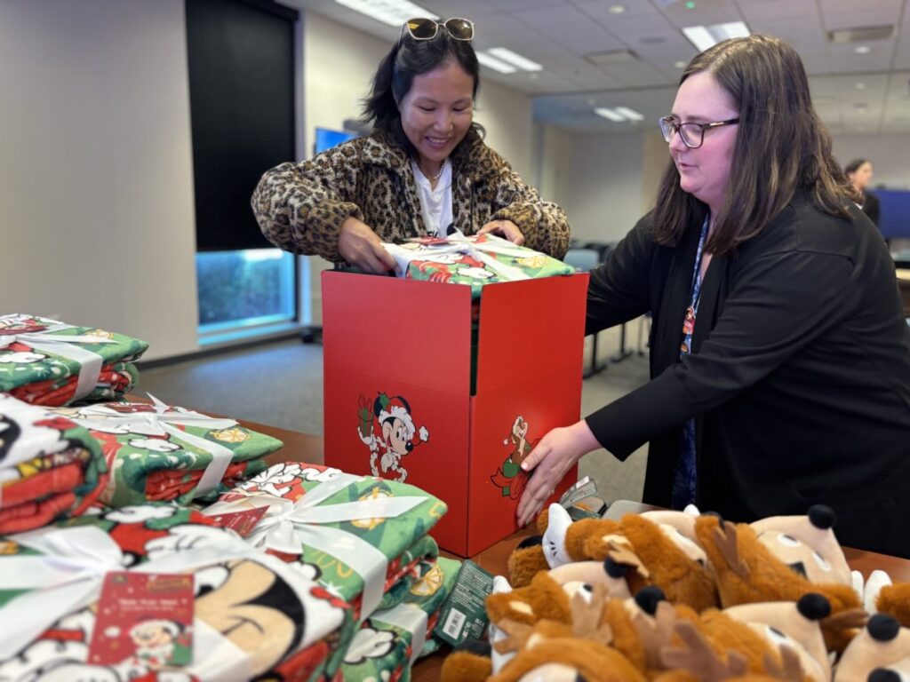 Disney Consumer Products ofrece la magia de los juguetes a familias necesitadas en todo el país