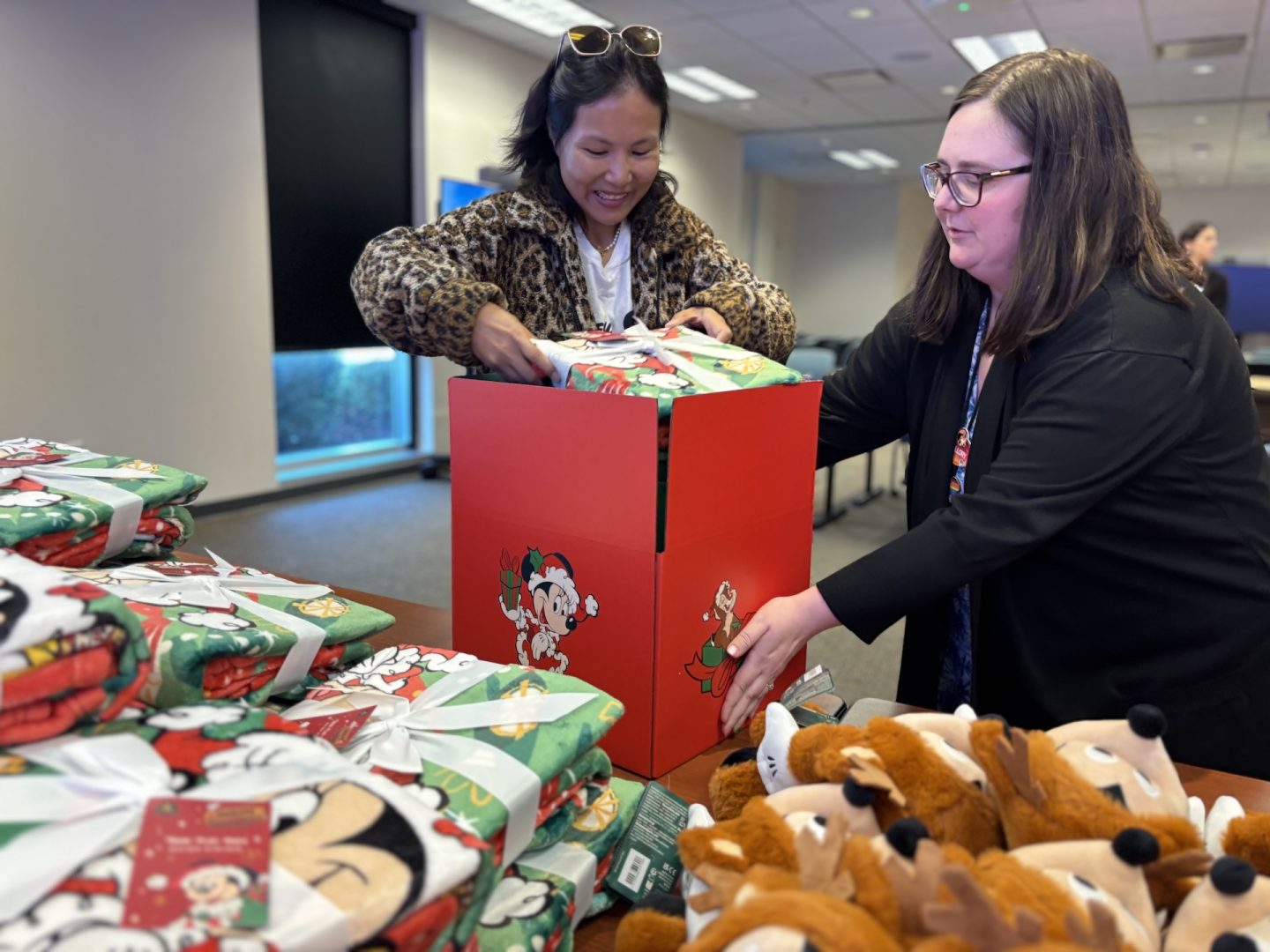 Los voluntarios y los productos de consumo de Disney llevan la magia de los juguetes a familias necesitadas de todo el país.