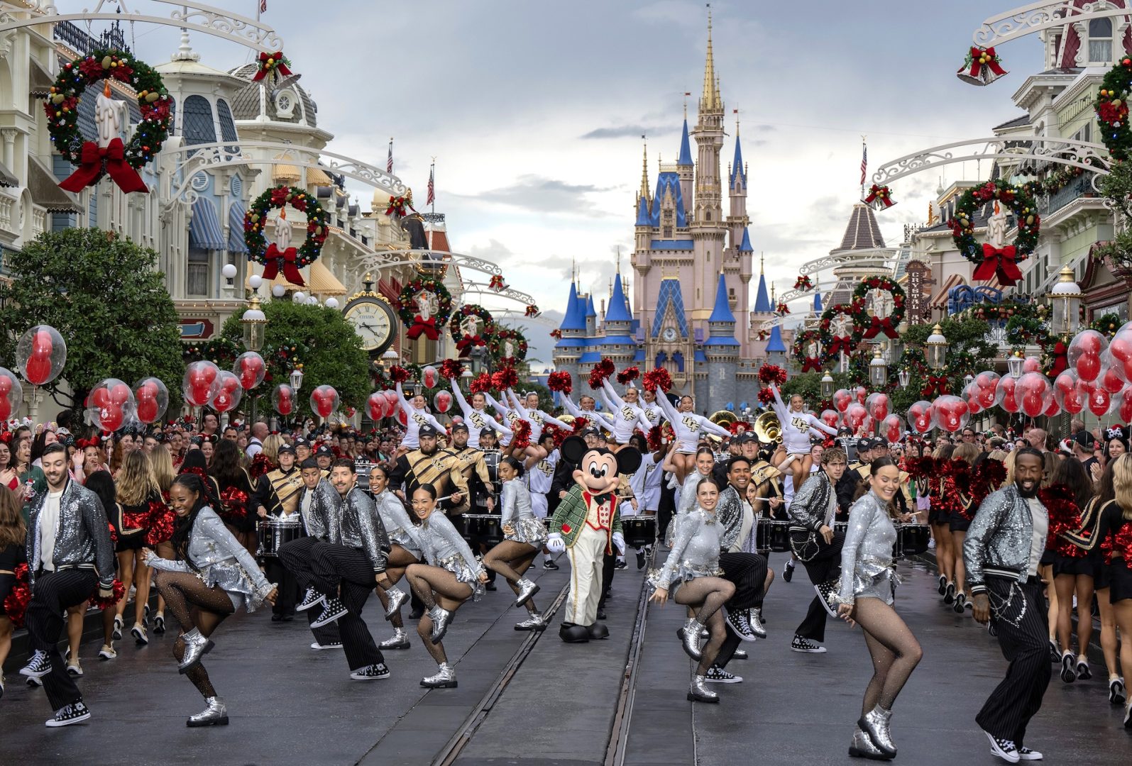 Desfile mágico del día de Navidad de los parques de Disney 2025