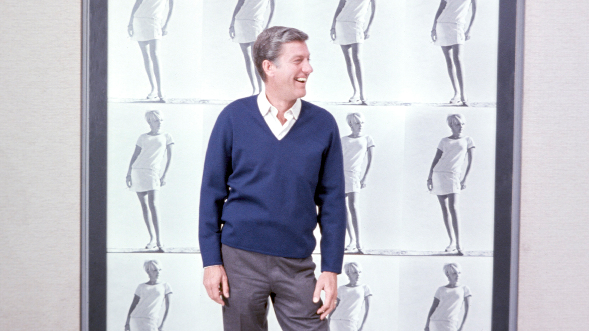 Una imagen promocional nunca antes vista de la leyenda de Disney Dick Van Dyke de la década de 1968. Van Dyck se encuentra frente a un gran cuadro en un entorno estilo museo.