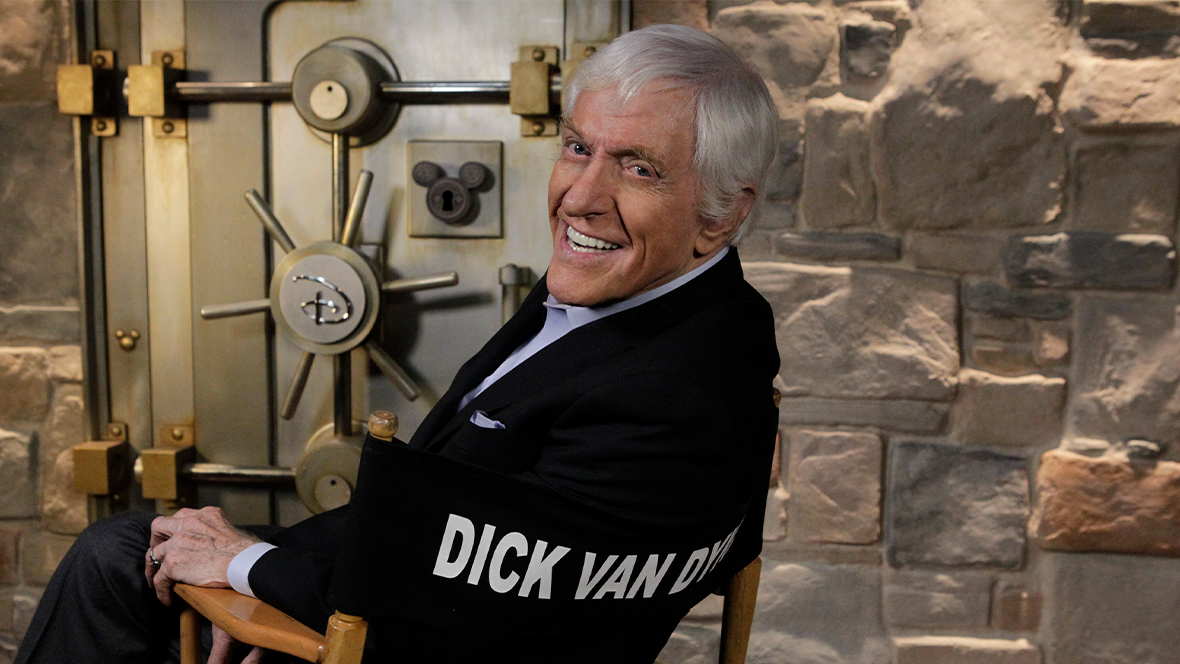 Una foto de la leyenda de Disney, Dick Van Dyke, mientras presentaba el intersticial de un episodio de 2015 de The Wonderful World of Disney de ABC, con Mary Poppins.