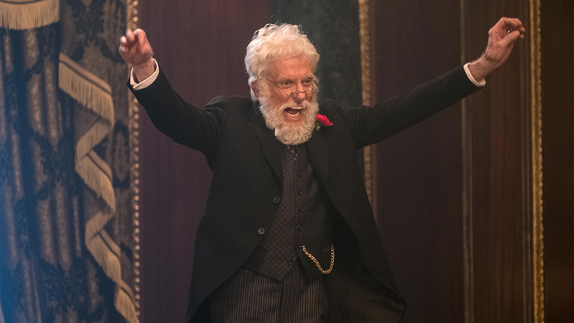 Una foto de la leyenda de Disney Dick Van Dyke como el Sr. Dawes Jr. en Mary Poppins Returns de 2018.