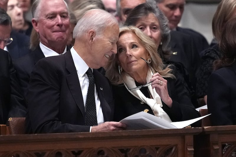Joe y Jill Biden asisten al funeral del exvicepresidente Dick Cheney en la Catedral Nacional el 20 de noviembre de 2025 en Washington, DC.