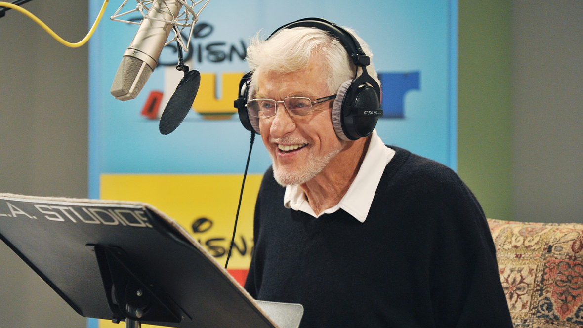 Una foto de la leyenda de Disney, Dick Van Dyke, con auriculares puestos, mientras graba la voz del Capitán Goff-Bear para Mickey Mouse Clubhouse de Disney Junior en 2014.