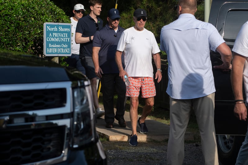 El presentador de Fox News ataca a Joe Biden, de 83 años, por tomarse vacaciones