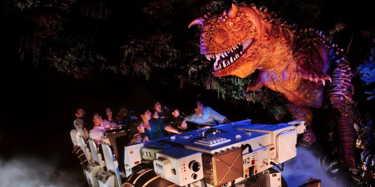 Visitantes que viajan en la atracción de dinosaurios en Disney World
