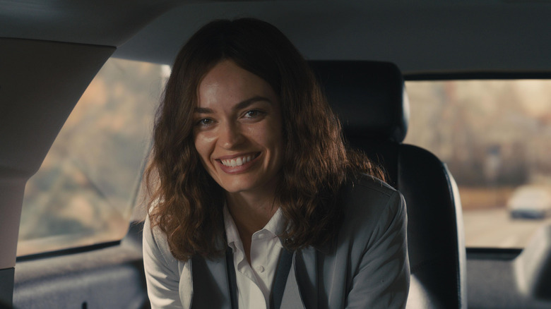 Emma McKay sonríe en la parte trasera del auto en Ella McKay