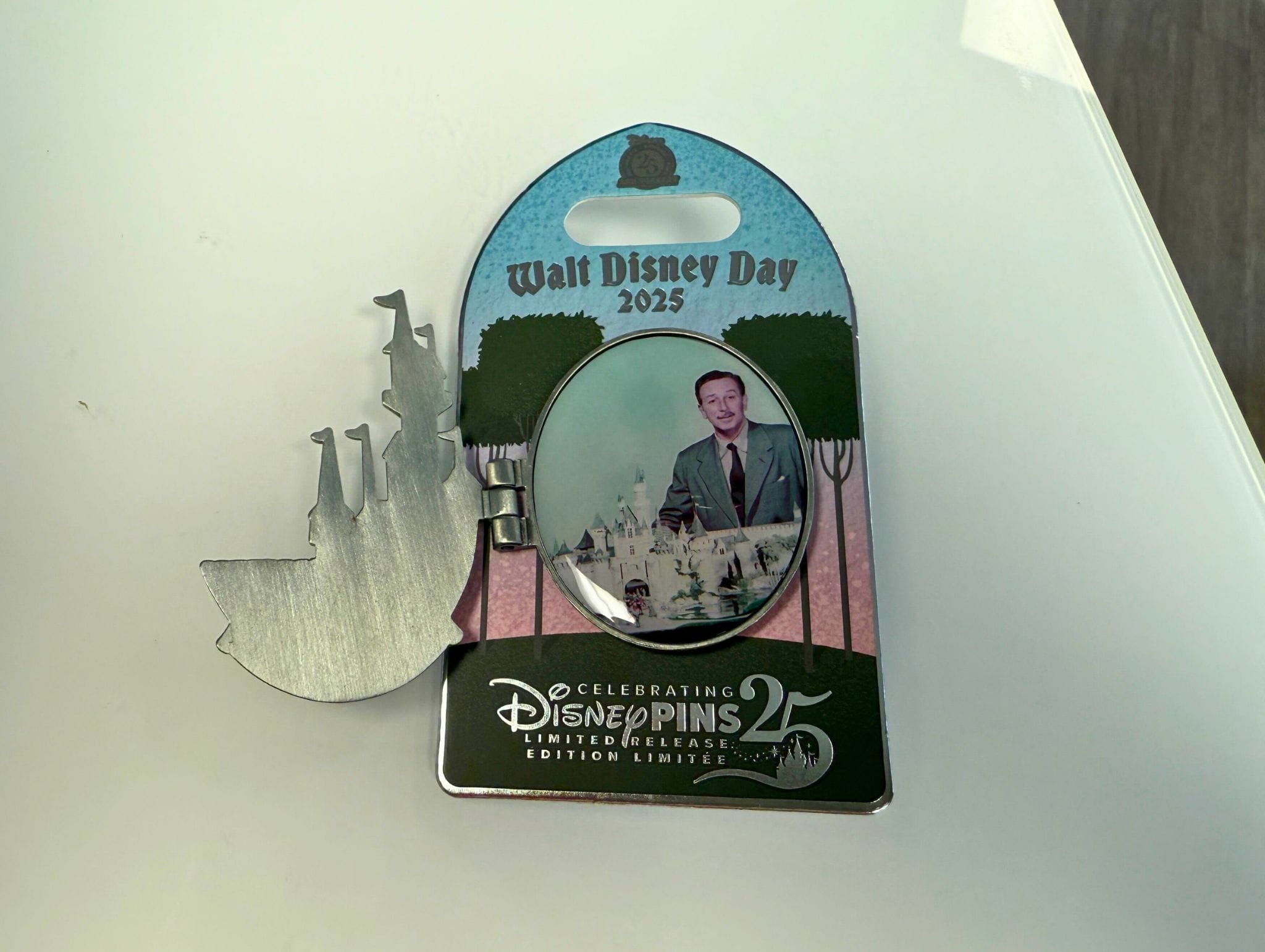 El Día de Walt Disney se celebra el primer lunes de diciembre de cada año; este año el 1 de diciembre, aunque el pin no se lanzó hasta el 2 de diciembre.