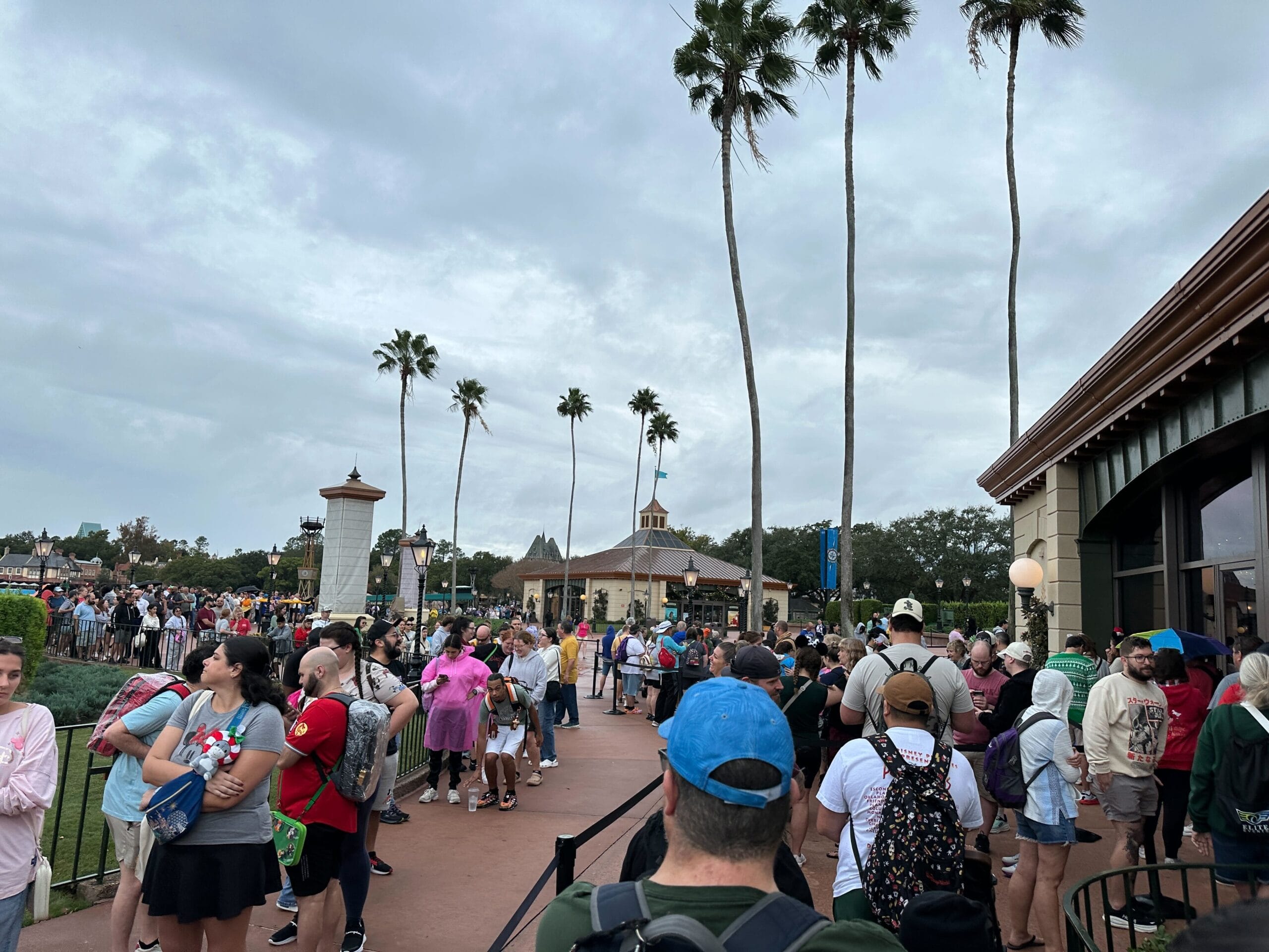 Bajo la lluvia, la fila para comprar pines en Disney Traders en Epcot retrocedió varias veces y casi llegó al Pabellón de Canadá.