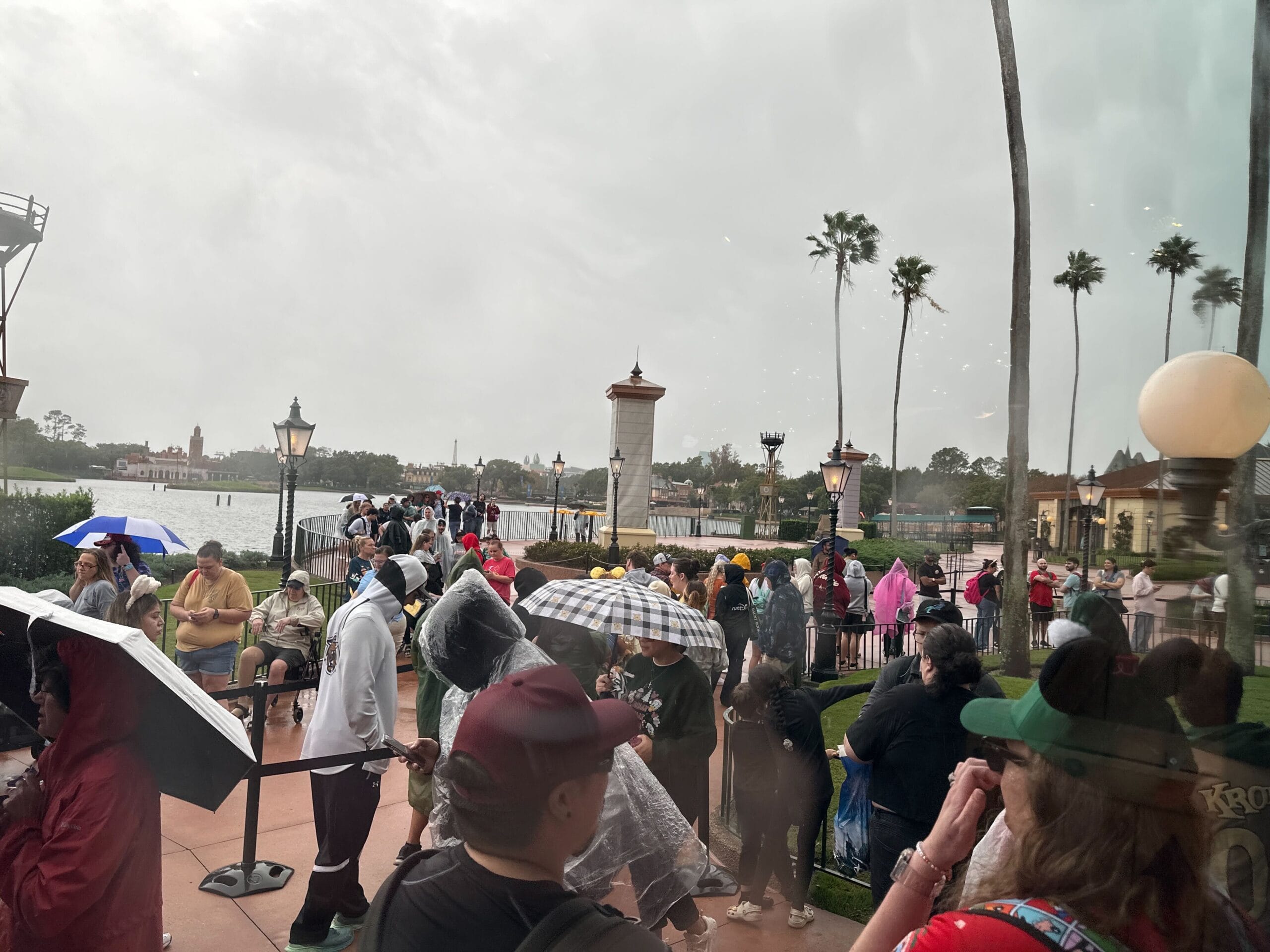 Bajo la lluvia, la fila para comprar pines en Disney Traders en Epcot retrocedió varias veces y casi llegó al Pabellón de Canadá.