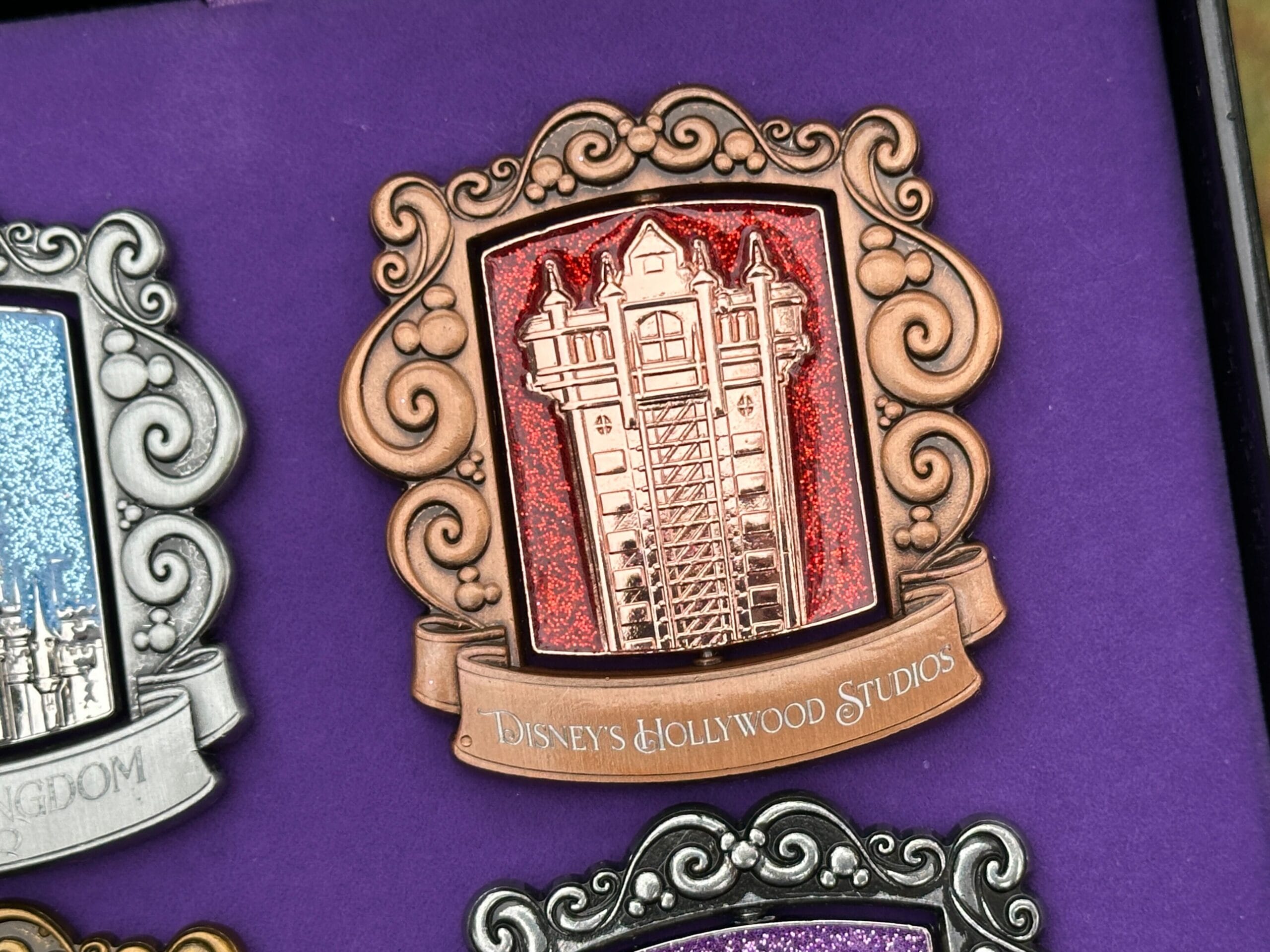 La Torre del Terror está representada sobre un fondo rojo.