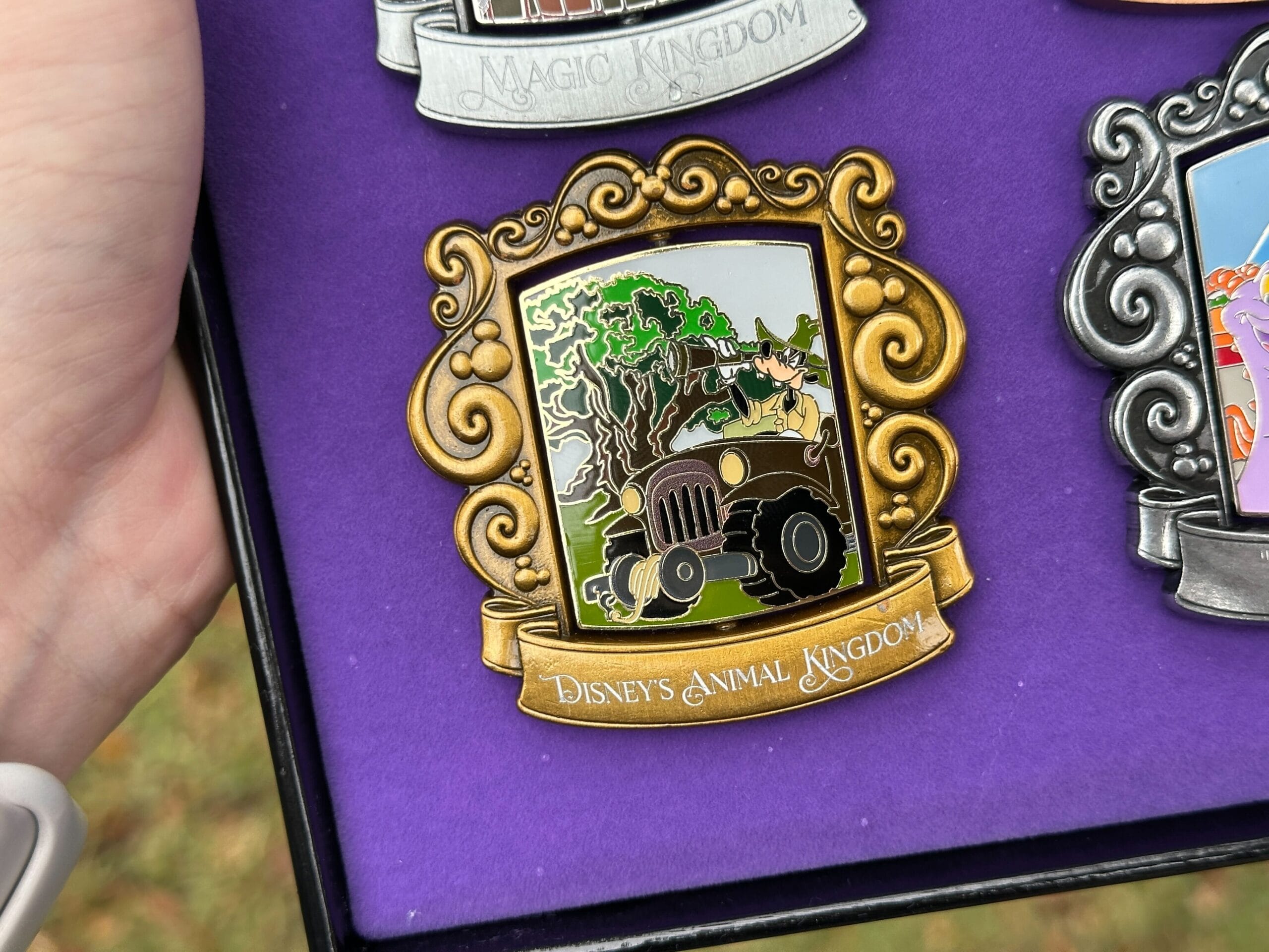 Se muestra a Goofy con equipo de safari conduciendo un camión a través de un árbol.