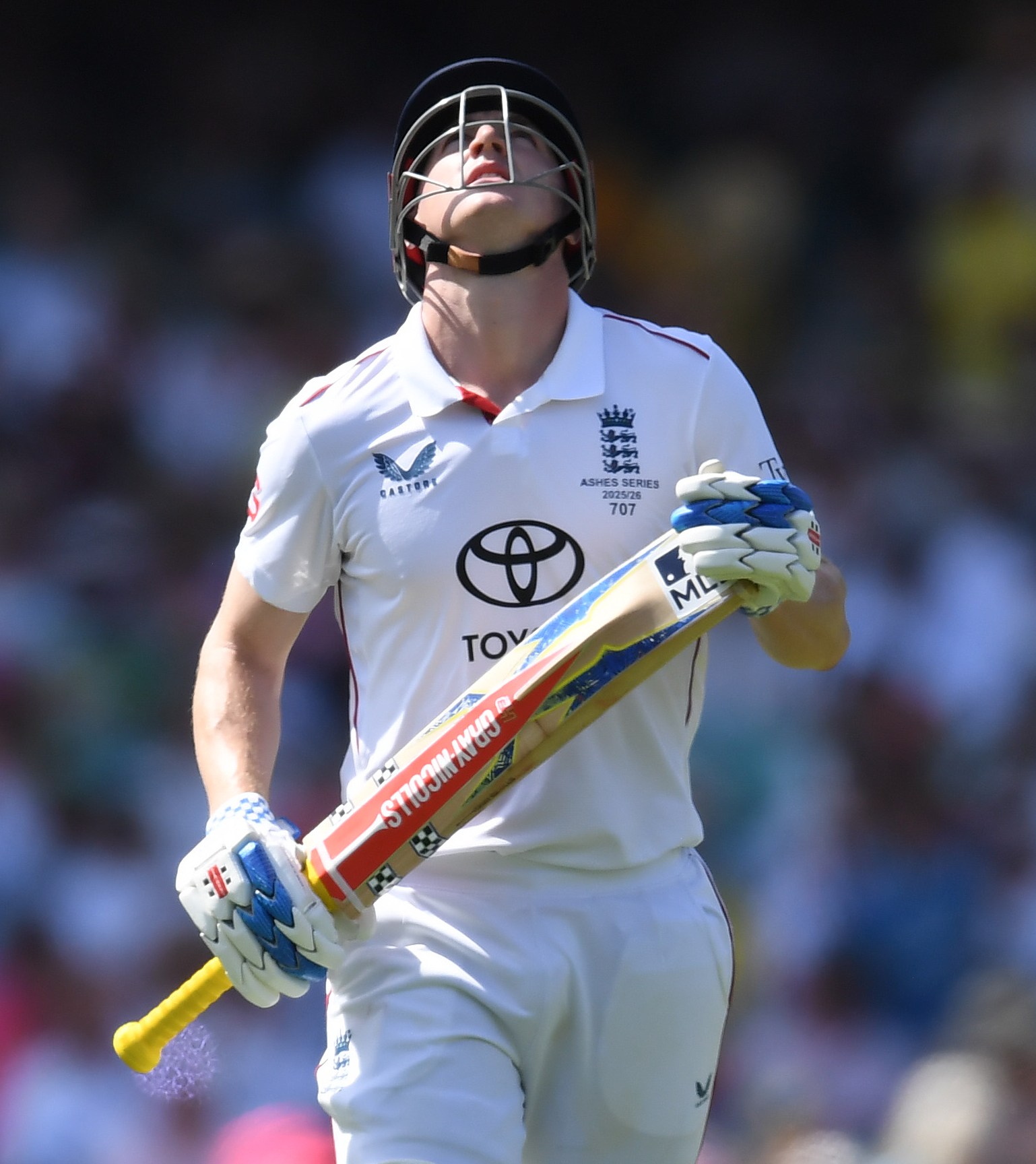 Harry Brook, de Inglaterra, reacciona tras ser despedido durante la quinta prueba de la serie Ashes 2025/26.