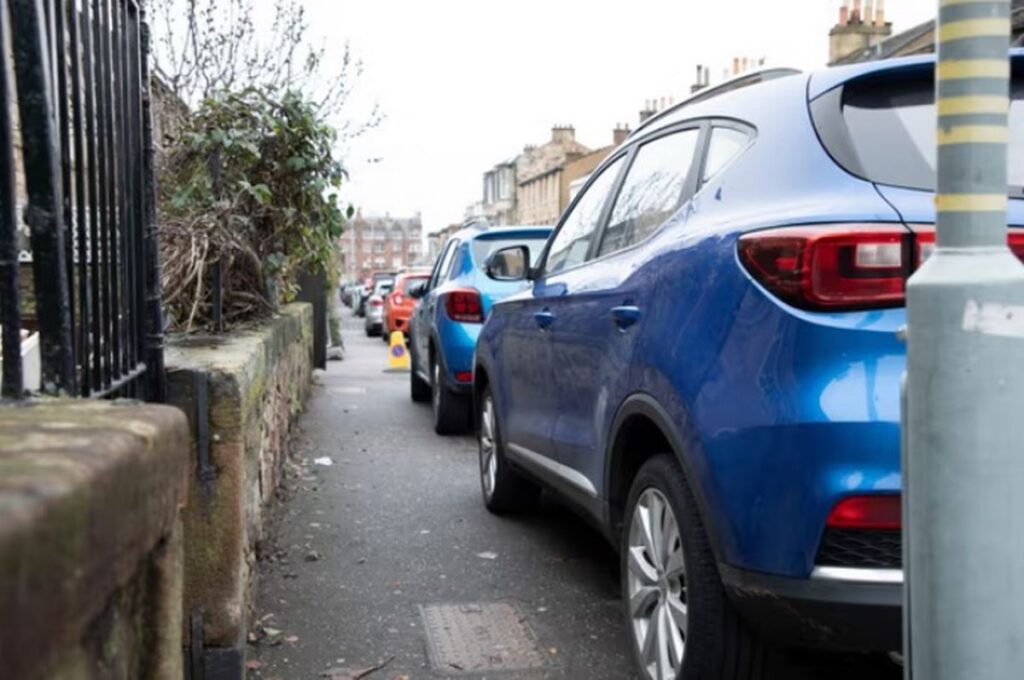 El estacionamiento en la acera está «prohibido en toda Inglaterra» mientras los consejos obtienen nuevos poderes estrictos