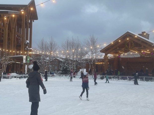 Un títere es la pista de patinaje y pueblo Spurs Peak, de visita obligada, donde puedes patinar, comer, comprar y sumergirte en el invierno. (Foto de Moira McCarthy)