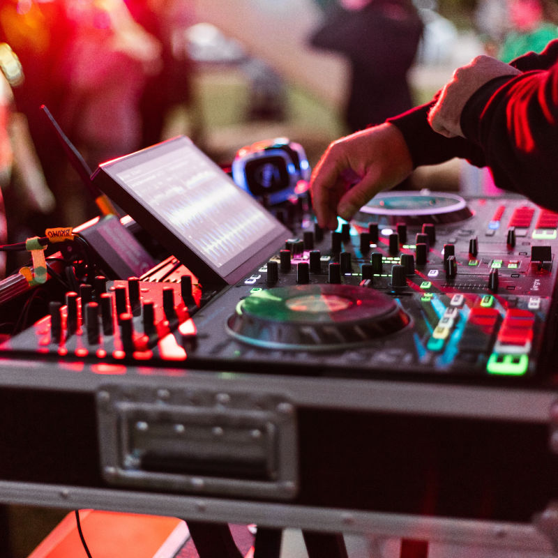 DJ-en-cubiertas-en-el-club-nocturno