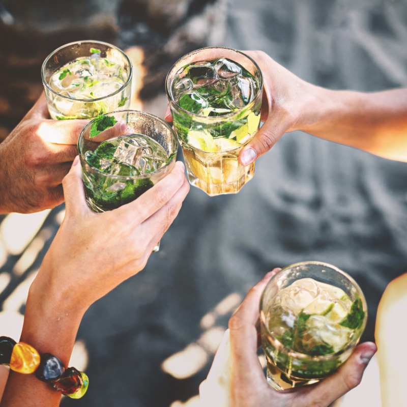 Amigos animan bebidas de cóctel