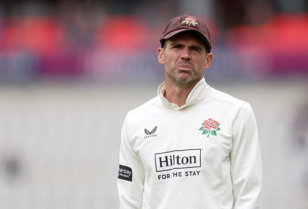 James Anderson de Lancashire durante el Juego 3 en Emirates Old Trafford.