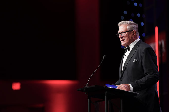 Mike Julius habla en la Gala de los Premios Trivia 2025 en Fort Lauderdale, Florida.