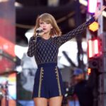 Taylor Swift posa para una foto de vacaciones con una amiga. El prometido Travis Kelce reaccionó