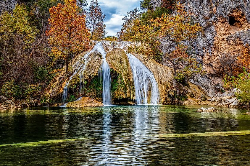 Colores de otoño en Turner Falls Park, Oklahoma.